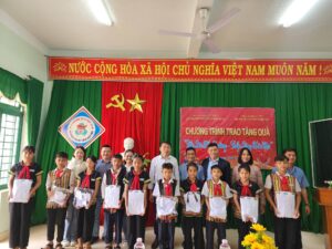 Trường THCS Nguyễn Lương Bằng trao tặng thiết bị, đồ dùng học tập cho học sinh Trường PTDTNT THCS Hiệp Đức