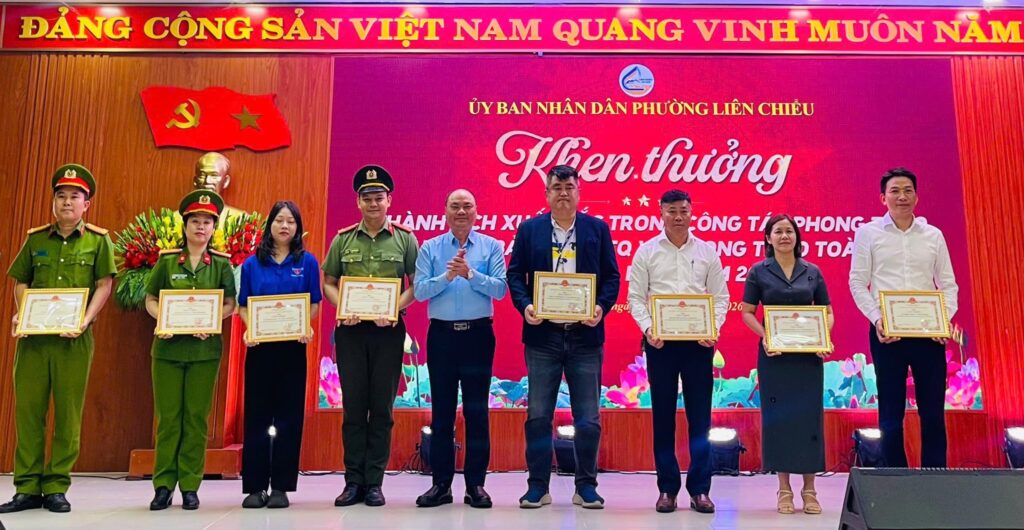 Trường THCS Nguyễn Lương Bằng được khen thưởng phong trào toàn dân bảo vệ an ninh Tổ Quốc năm 2025 2 641599752 883235701195145 5064705488637610972 n